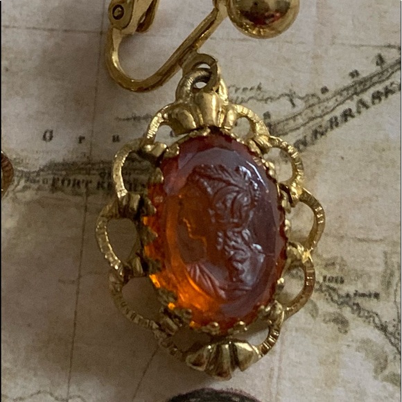 Vintage Estate Cameo Clip On Dangle Gold Tone Earrings Jewelry - Picture 2 of 5